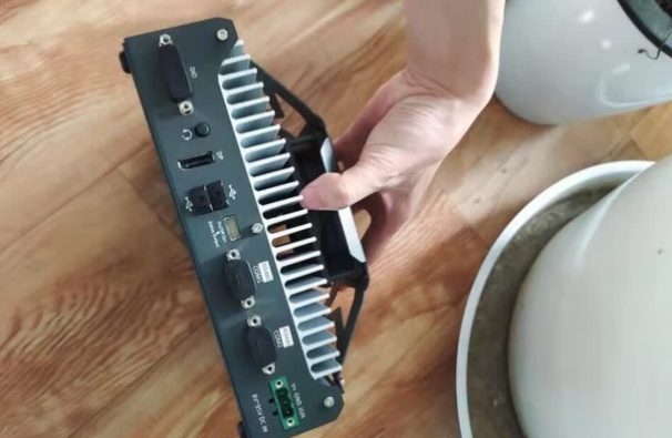 東田嵌入式工業(yè)電腦.png 東田嵌入式工業(yè)電腦.png